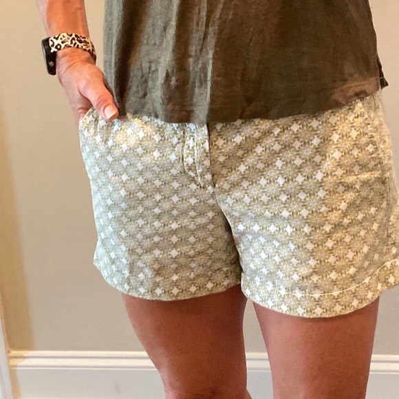 Banana Republic- Sweet Sunshine Chambray Mandala Print Shorts, Size 4 - Picture 12 of 12